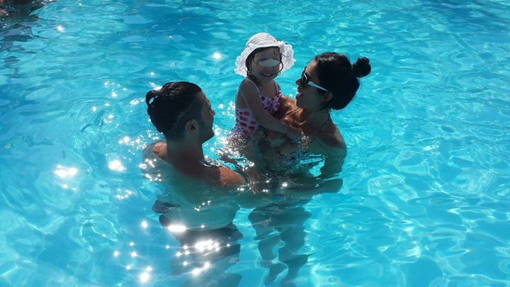 Pepe a profitat din plin de vremea frumoasa de afara si si-a dus fetele la piscina