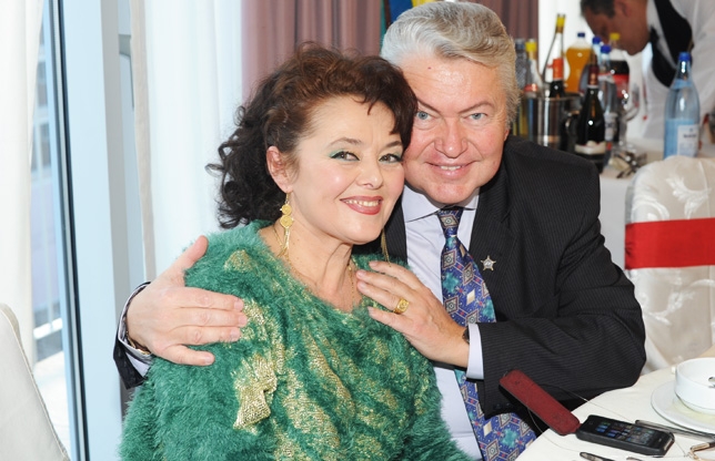 Interpretul este fericit alaturi de mama Alinei Puscas