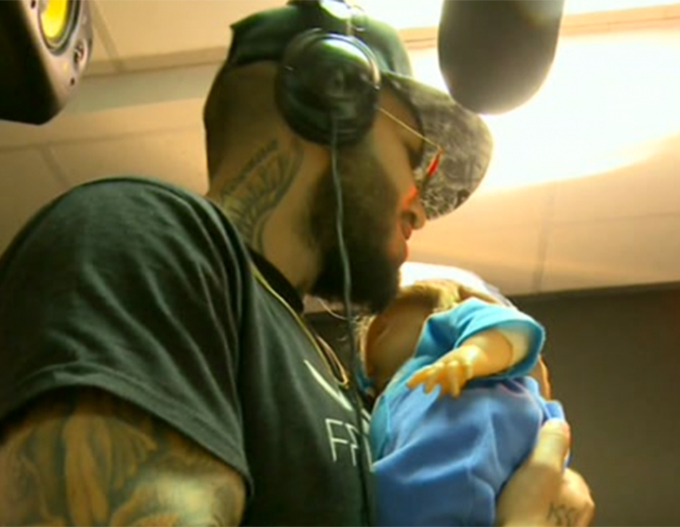 Alex Velea a acceptat provocarea de a-si demonstra calitatile de tatic, chiar daca pe un bebelus de jucarie