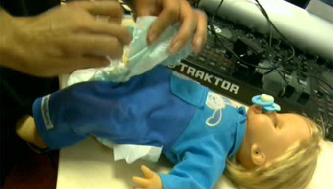 Cantaretul a demonstrat ca se pricepe si la schimbatul de pampersi