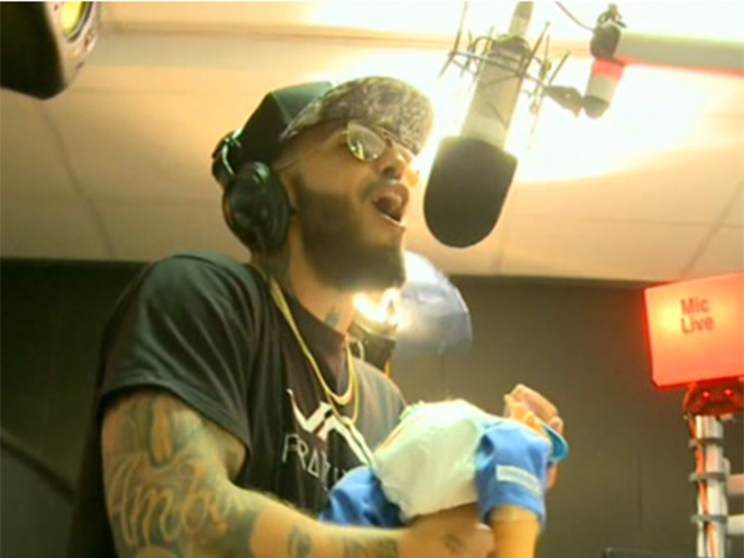 Velea a cantat cu bebelusul lui in brate