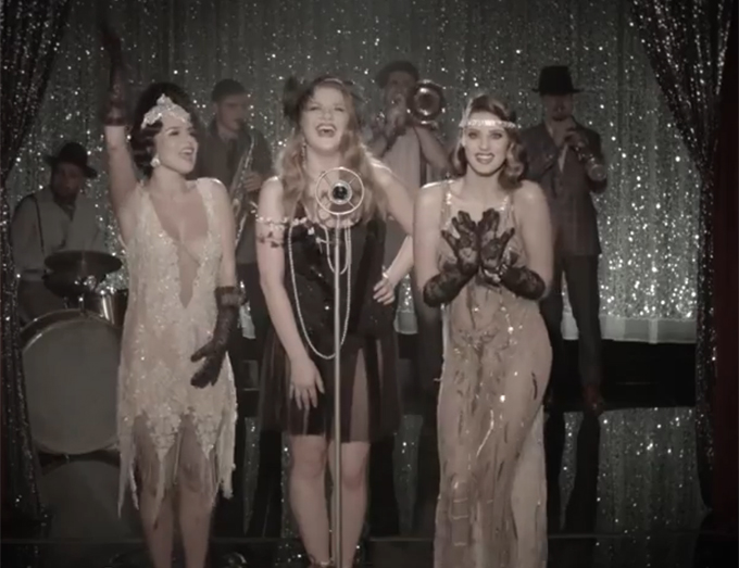 Cele doua arata incredibil de bine in hainele anilor '20