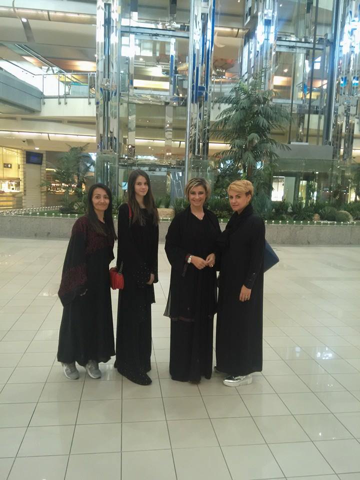 Anamaria si prietenele sale au luat la rand mall-urile din Arabia Saudita