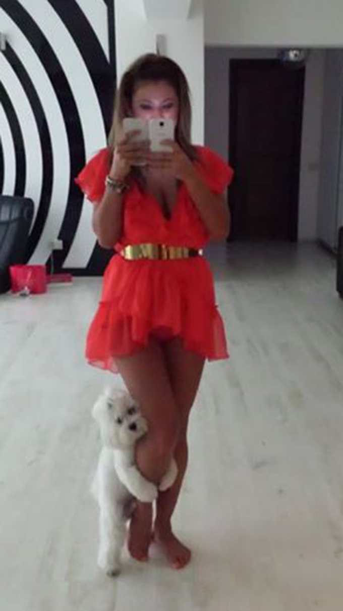 Roxana Vancea s-a pozat sexy in oglinda, dar cainele i-a stricat fotografia