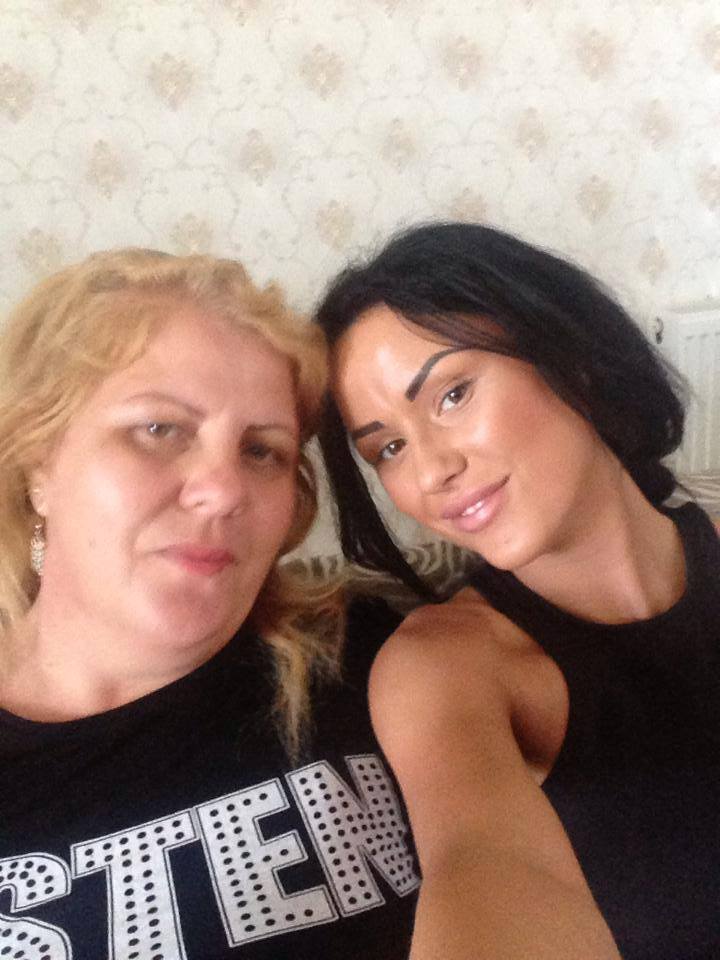 Daniela Crudu s-a fotografiat alaturi de mama ei