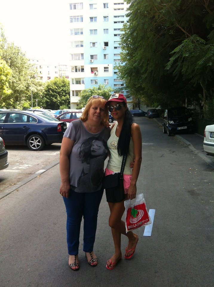 Vedeta este foarte fericita ca mama ei se afla in Romania