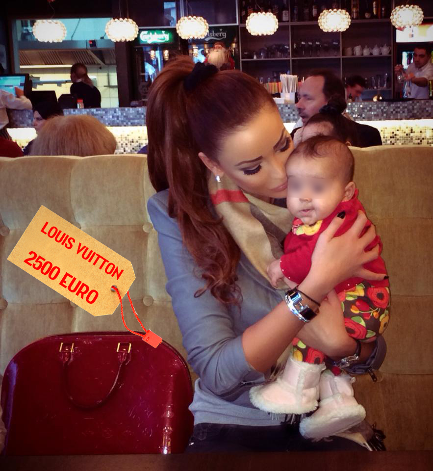 Blonda are in garderoba si unul dintre cele mai scumpe modele Louis Vuitton