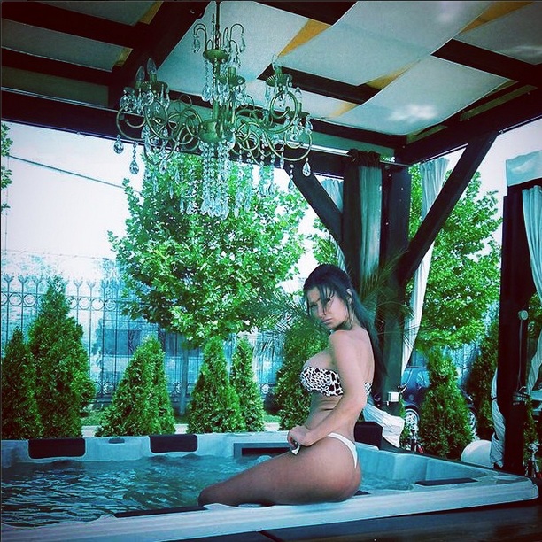 Sensuala a vrut sa fie sexy la piscina, insa nu a avut grija la pozitia din fotografii