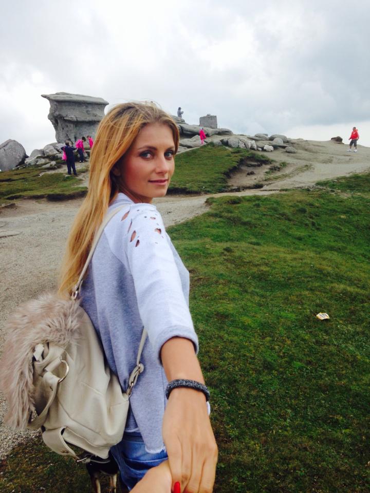 Pana acum, cantareata era blonda si avea parul drept