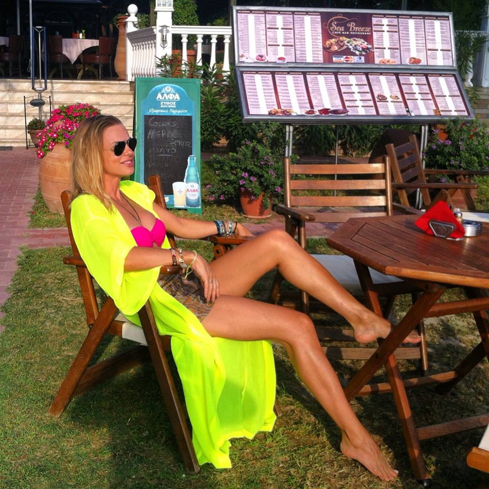 Jojo se bucura de concediu in Grecia