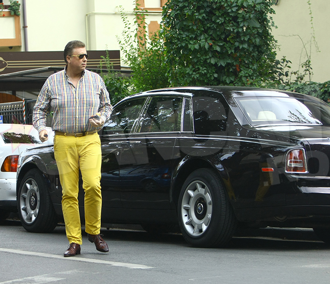 Milionarul a atras imediat atentia datorita tinutei sale foarte colorate