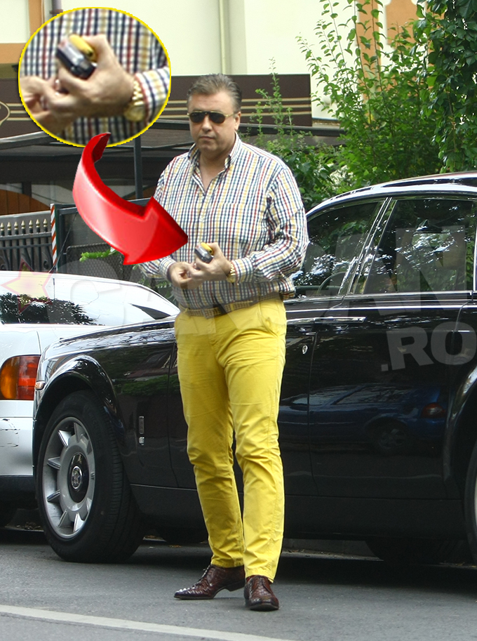 Cea mai noua moda in lumea buna din Capitala: sa-ti asortezi pantalonii la bricheta