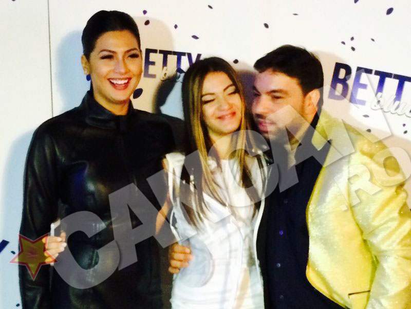 Betty se intelege bine cu Roxana, viitoarea ei mama vitrega