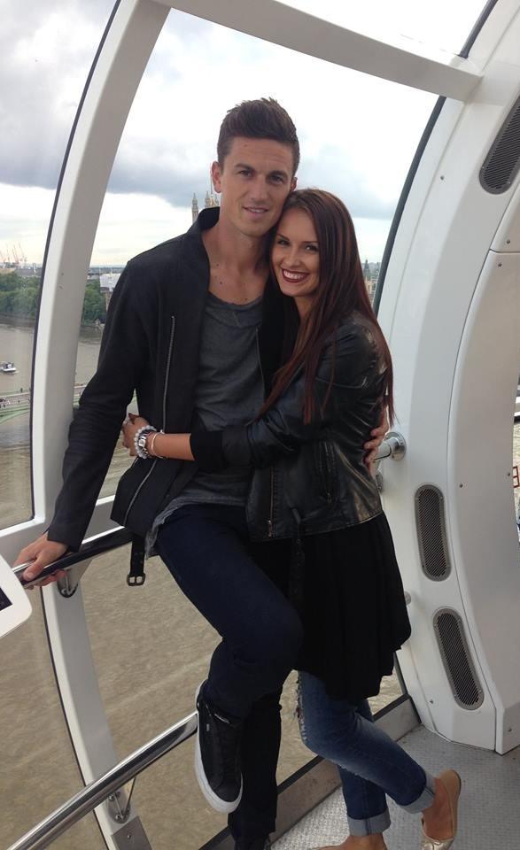 Fotbalistul si modelul s-au mutat deja impreuna