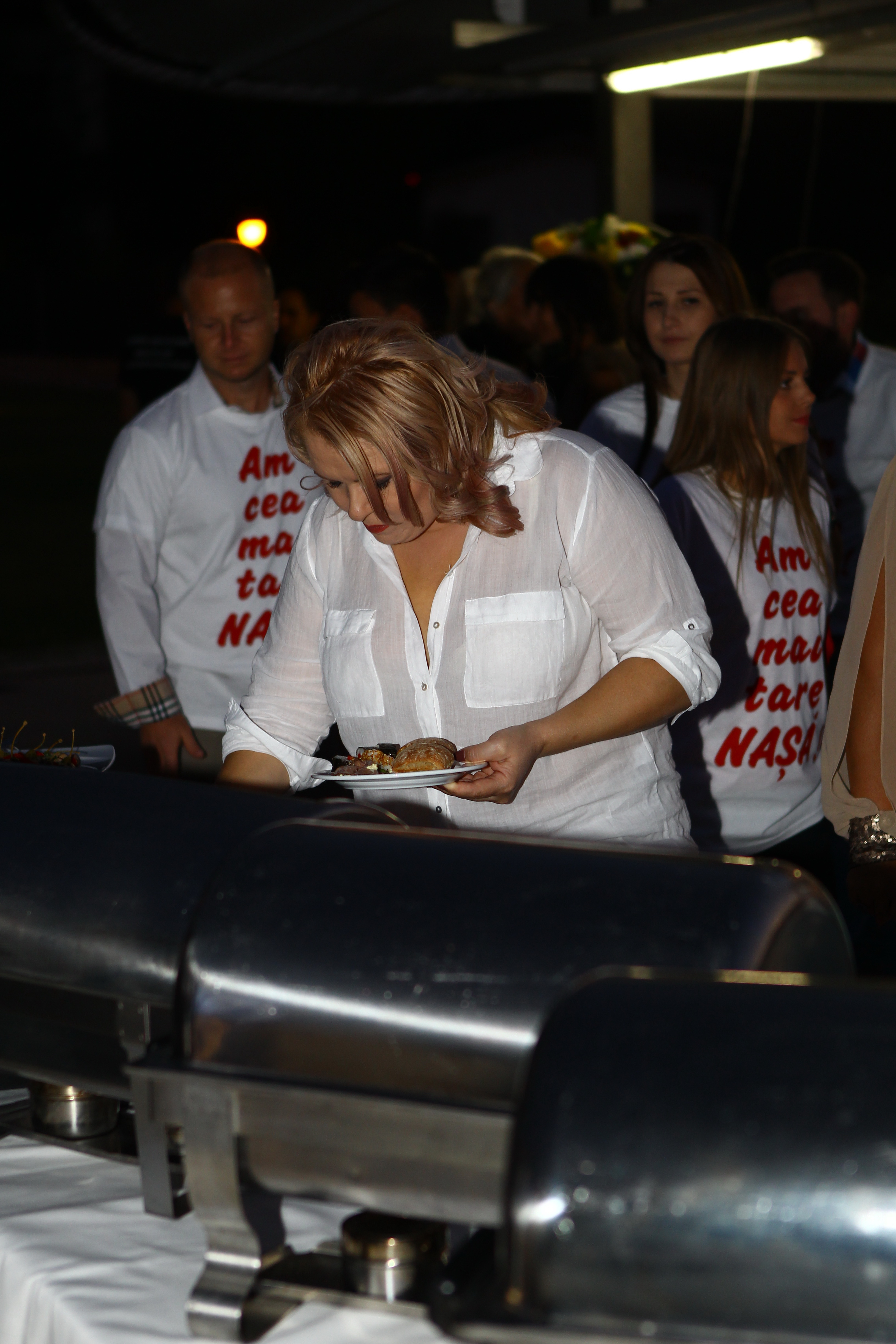 Desi sustine ca este la dieta, solista nu stia ce sa-si mai puna in farfurie