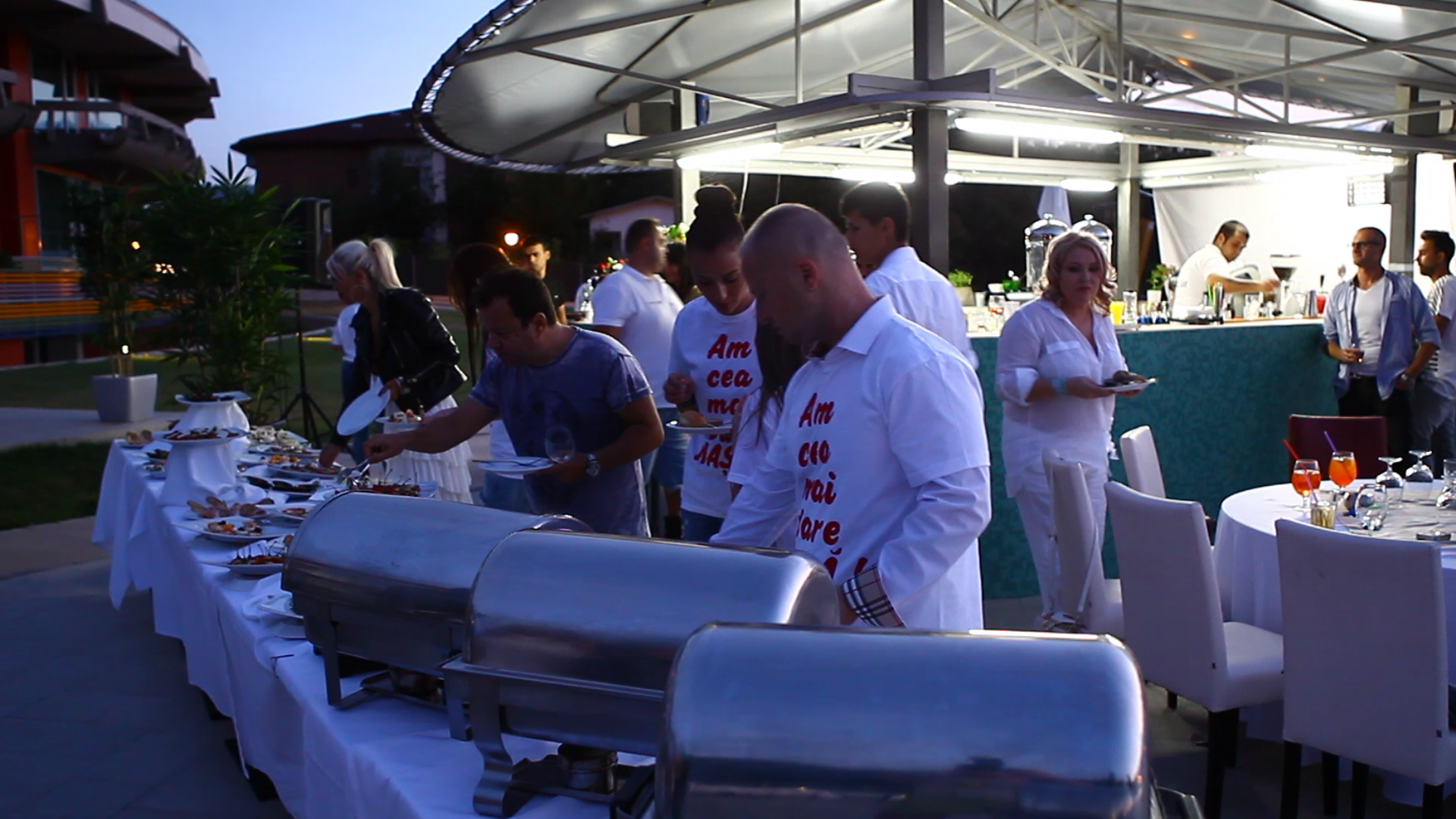 Dupa ce si-a umplut farfuria, Viorica se duce la masa