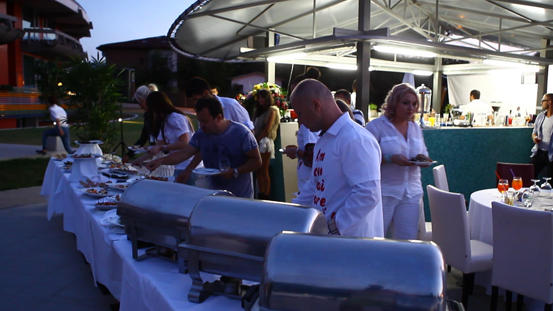 Artista n-a apucat sa ajunga la masa, caci a mai luat cateva inghitituri si pe drum