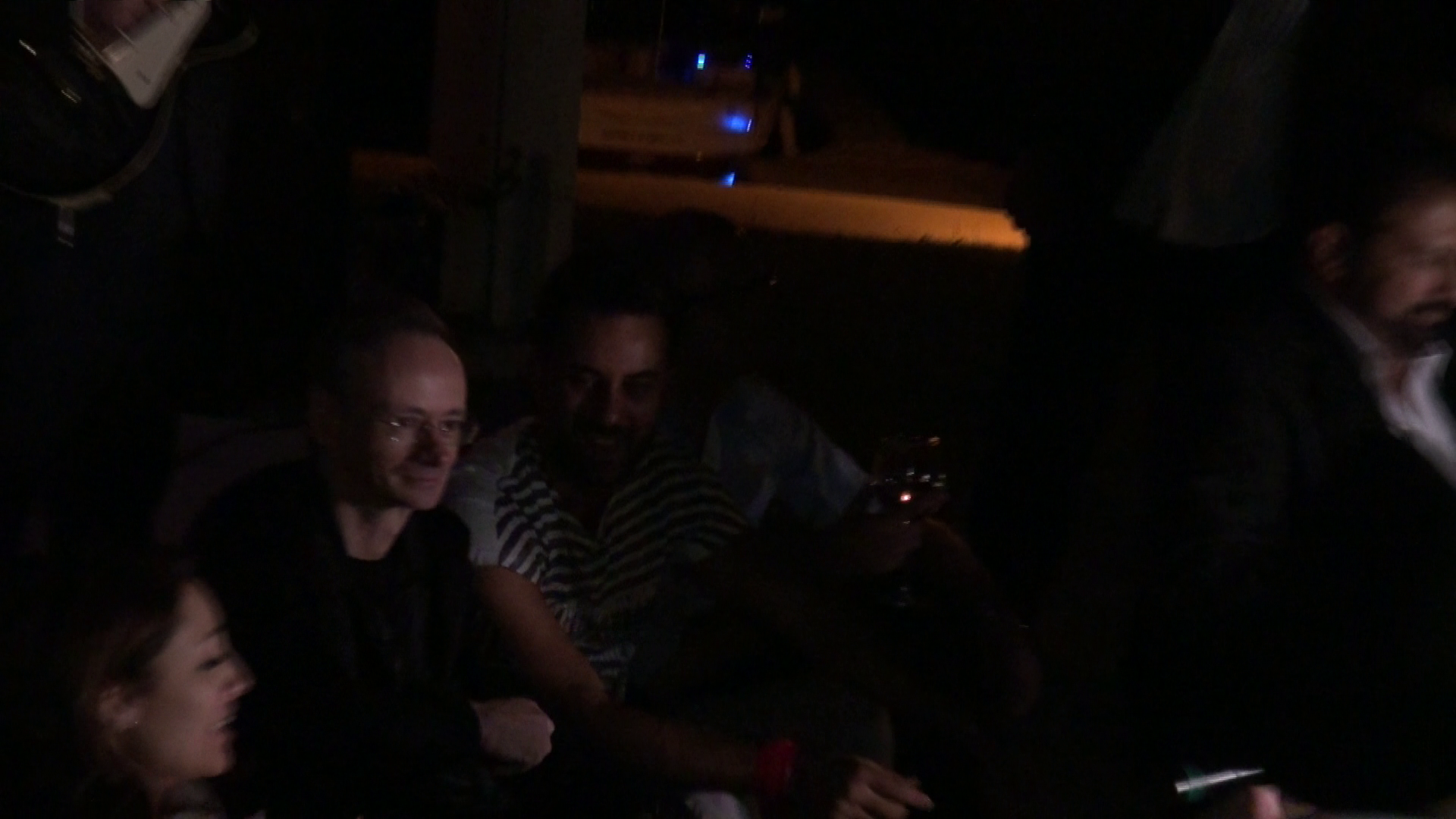 Satul de atata dans, Albu se aseaza pe scari si asista la spectacol