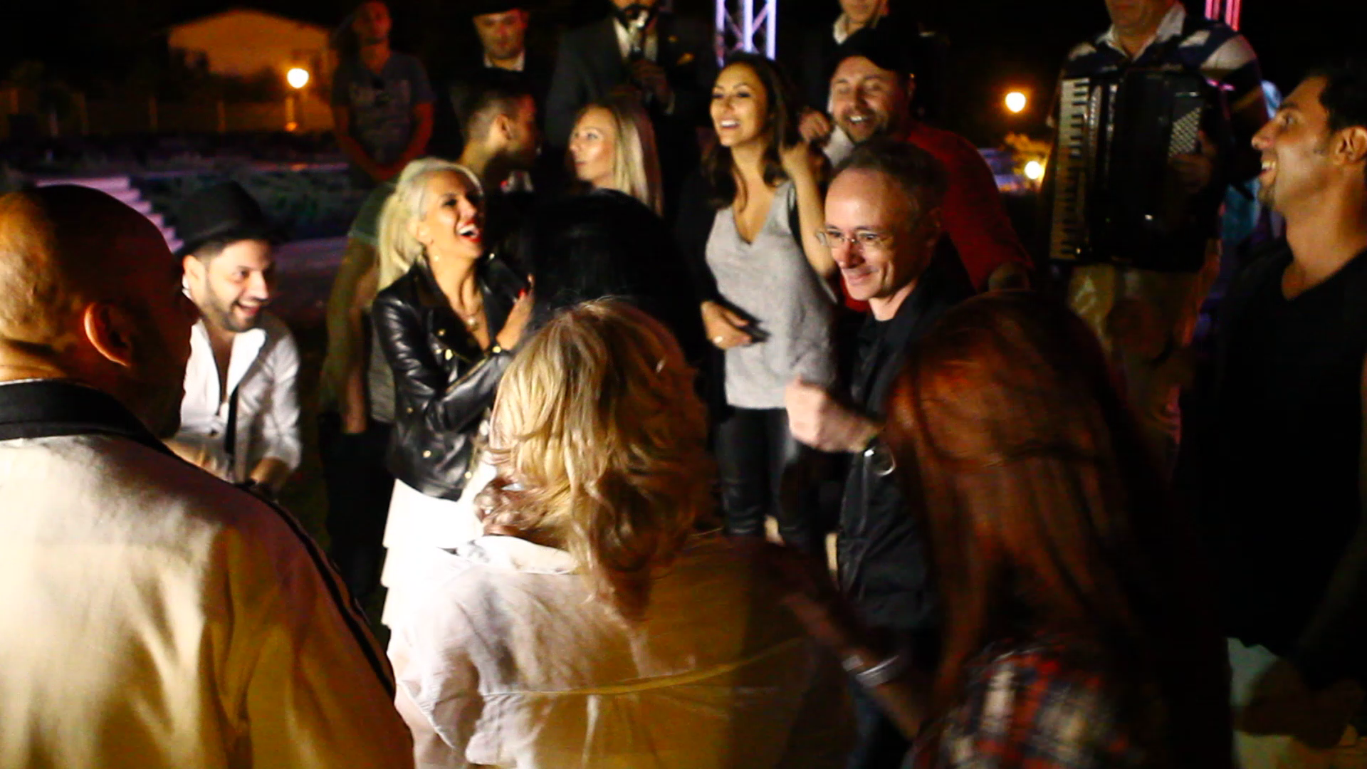 Lui Mihai pare sa-i placa muzica interepretata de Viorica de la Clejani