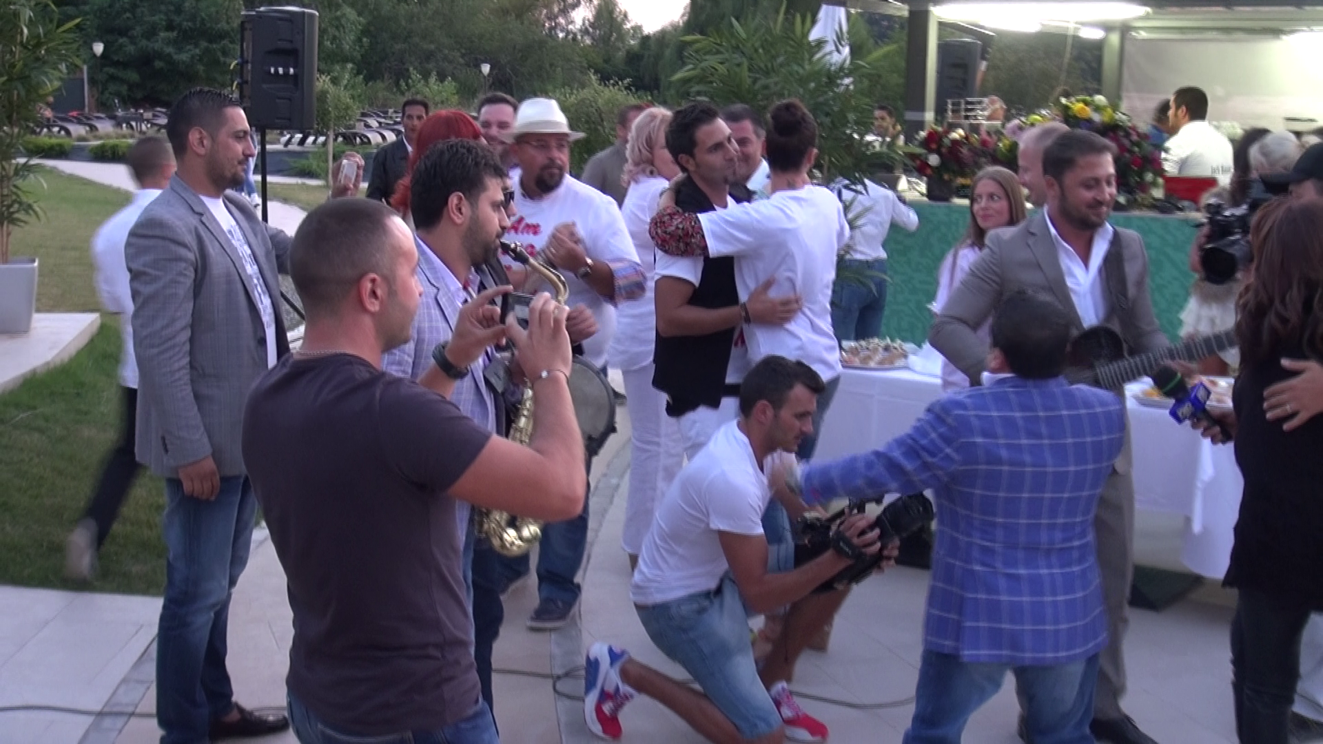 Piedone si-a luat sotia la dans pe muzica lui Adrian Minune