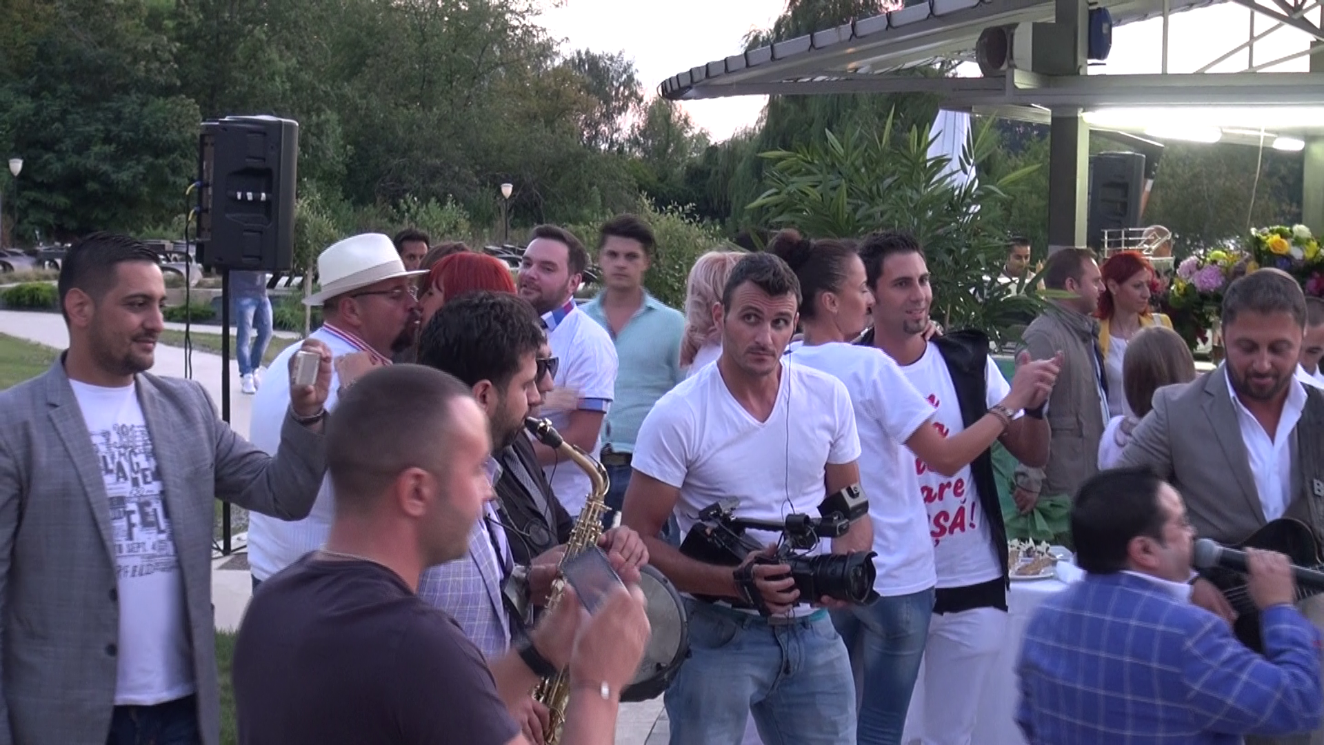 La finalul melodiei, Piedone isi saruta partenera