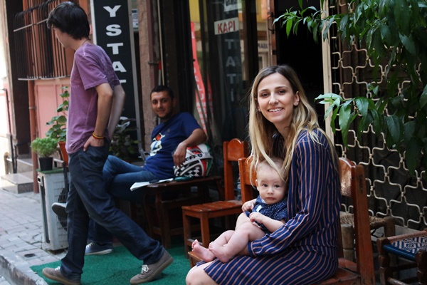 Vedeta se simte foarte bine in Turcia, alaturi de micutul Vlad