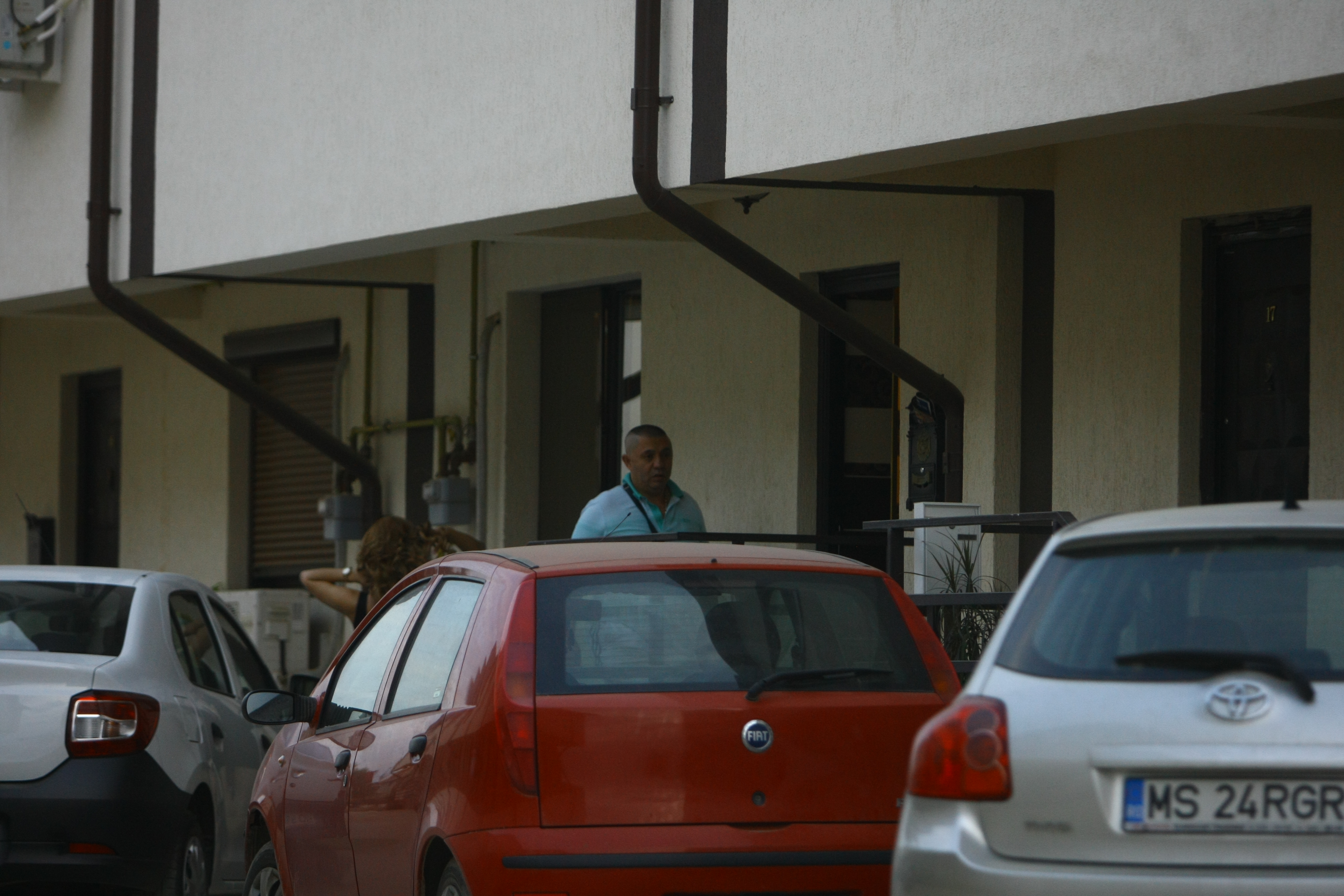 Nicolae Guta care bagajele de la masina in apartament