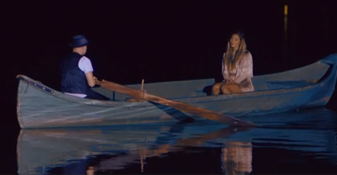 Cei doi au parte de o plimbare romantica cu barca