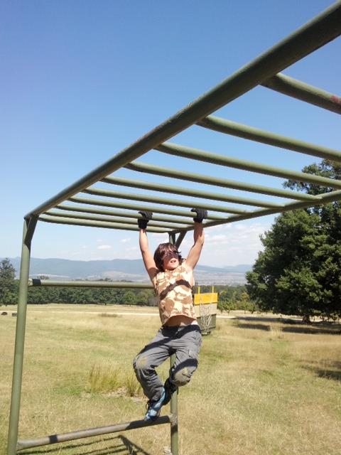 Ayan isi aminteste ca bunicul a fost cel care l-a dus pentru prima data in tabara militara