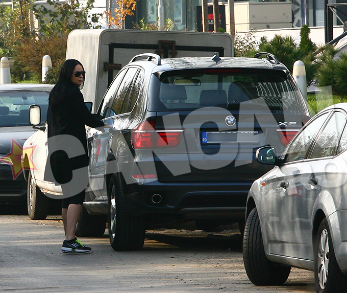 Vedeta isi rezolva multe treburi datorita masinii sale