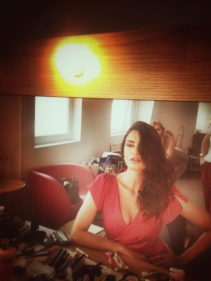 Catrinel a venit special la Bucuresti pentru o sedinta foto. Pe masa din fata ei se poate vedea batonul de napolitana si ciocolata