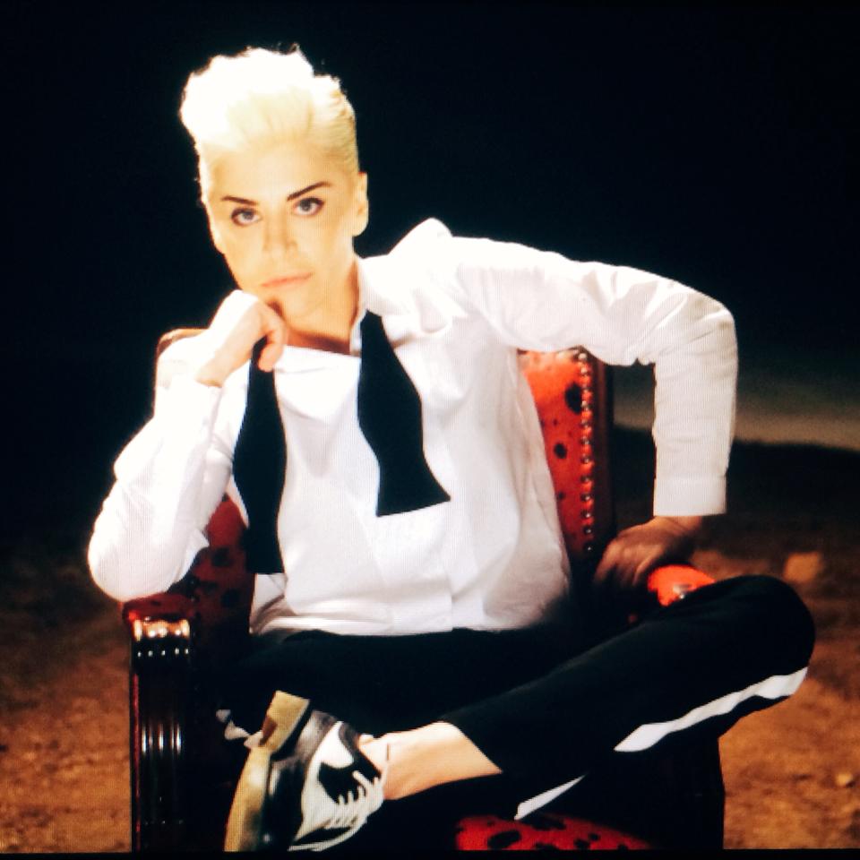 Pentru noul clip, Loredana a adoptat un look baietesc