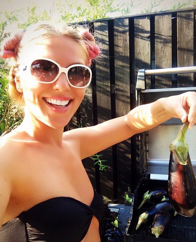 Corina isi face vinete la gratar, pentru iarna