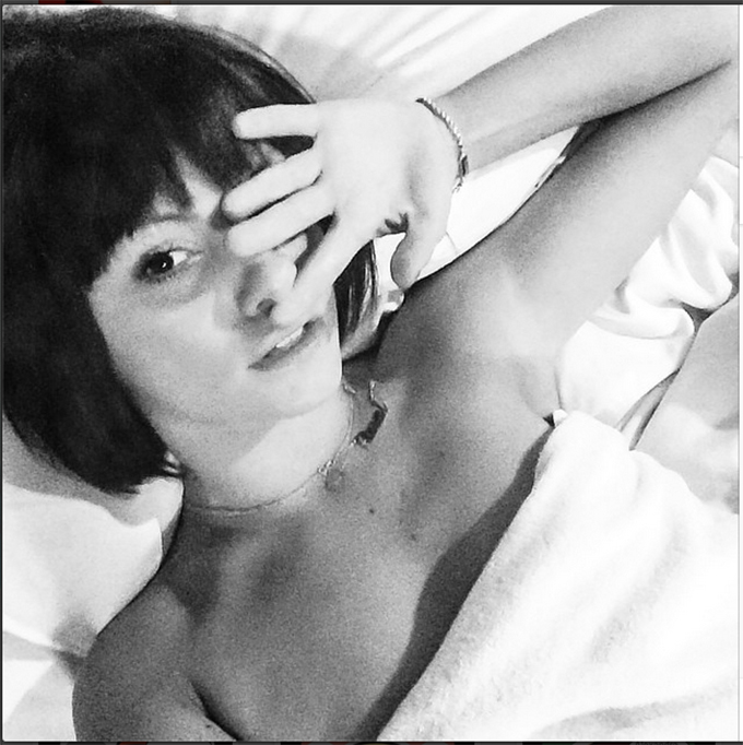 Alexandra s-a tuns si s-a vopsit bruneta