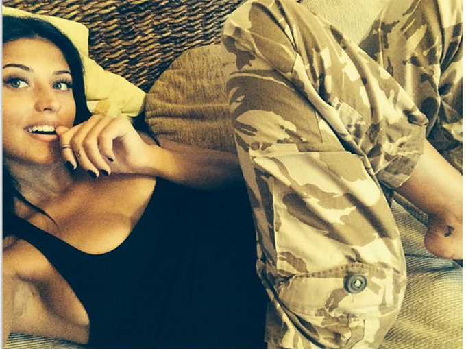 Antonia a imbracat un maiou negru, fara sutien