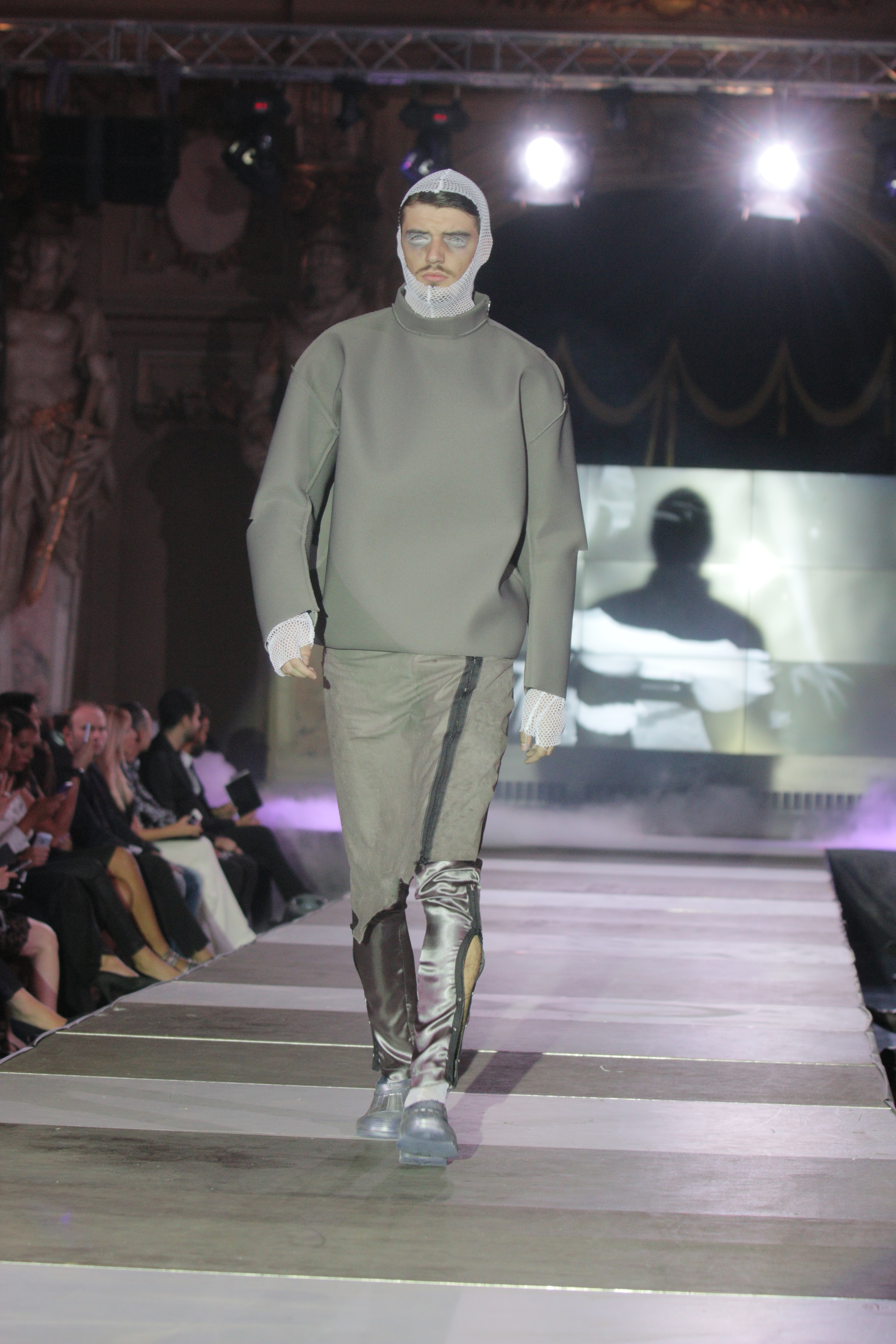 Stilul vestimentar este foarte apropiat de cel al lui Radu