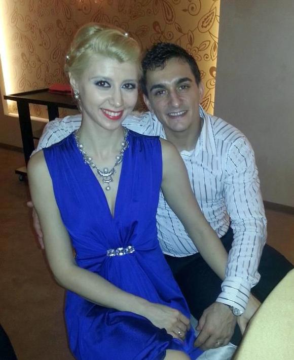 Blondina s-a impacat cu fostul sot si cu actuala partenera a acestuia