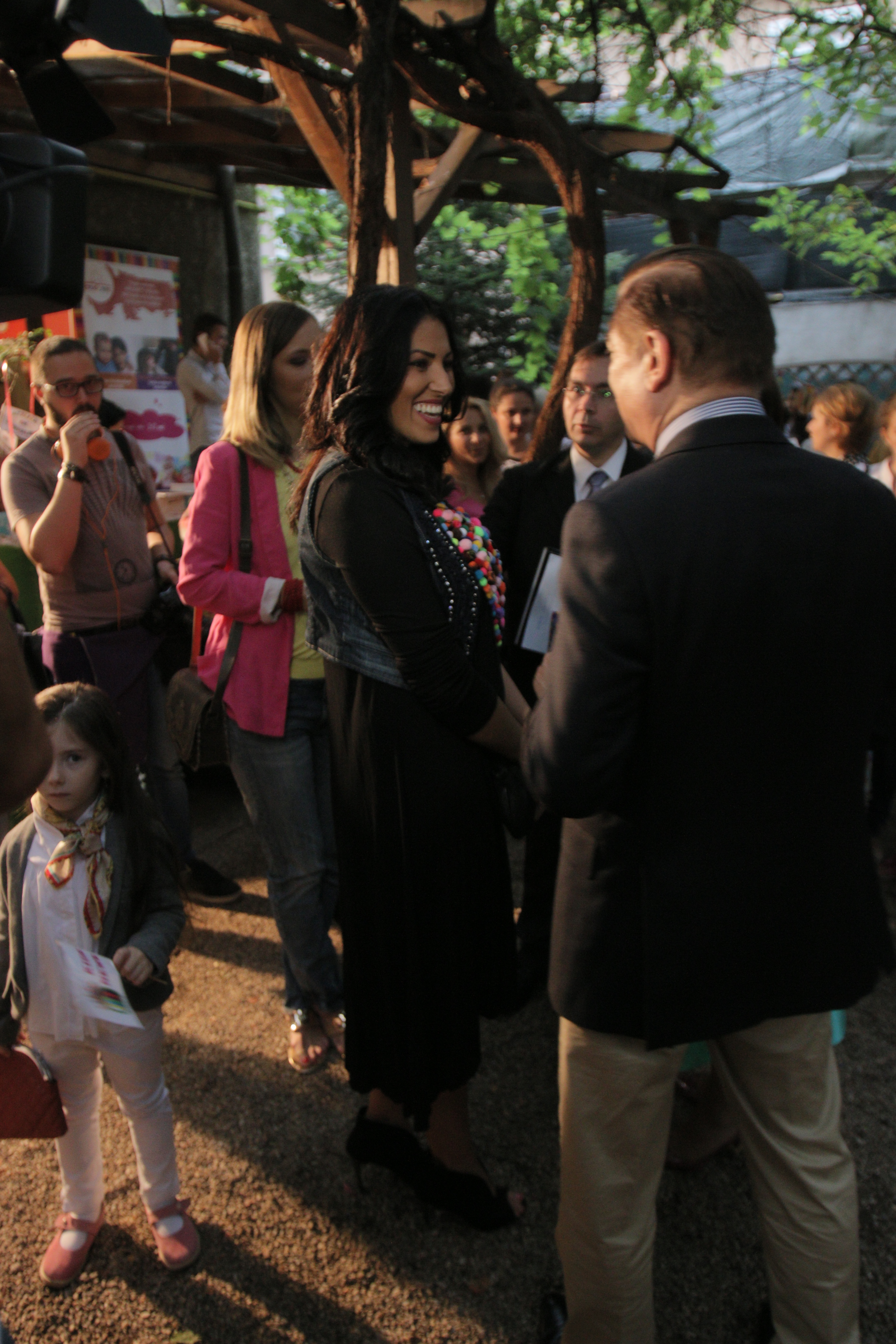 Eniko a venit singura la un eveniment pentru copii