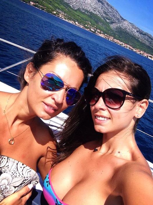 Bustul Iulianei iti ia ochii in aceasta imagine