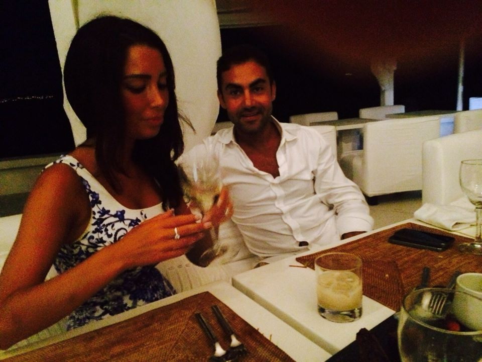 Cand Ramona Gabor era in Romania, Ahmad a plecat in vacanta alaturi de o bruneta