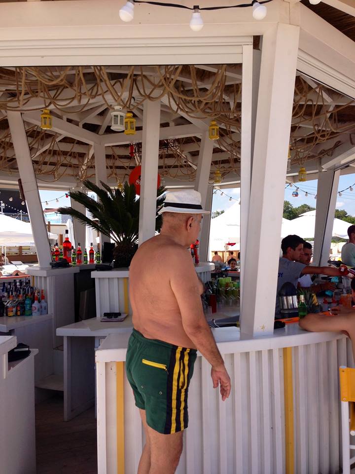 Oana nu scapa nicio ocazie pentru a-l fotografia pe Viorel in ipostaze amuzante