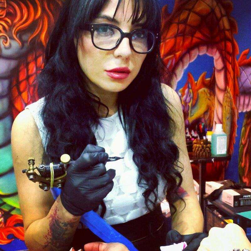Dj Wanda si-a deschis, de curand, un salon de tatuaje