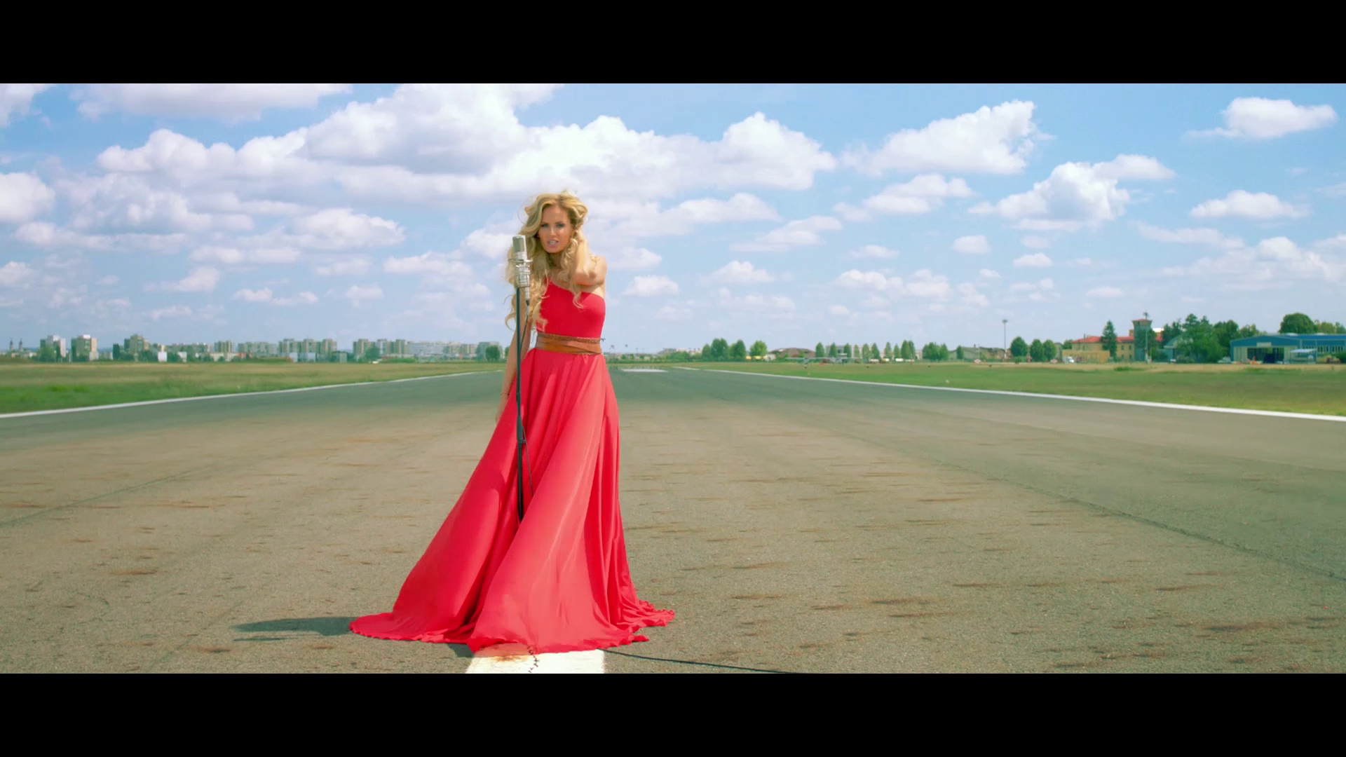 Videoclipul reface o poveste de dragoste nemuritoare