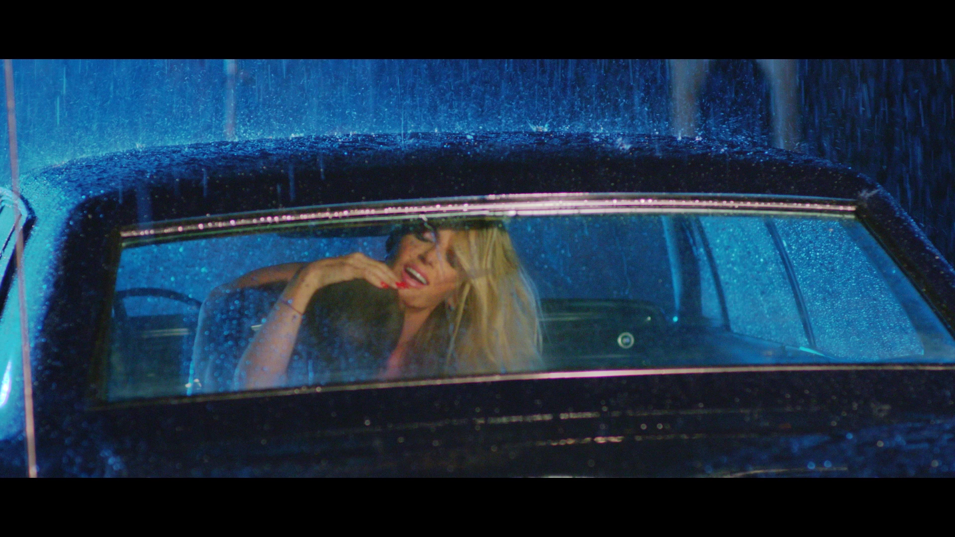 Scenele din interiorul masinii sunt foarte pasionale