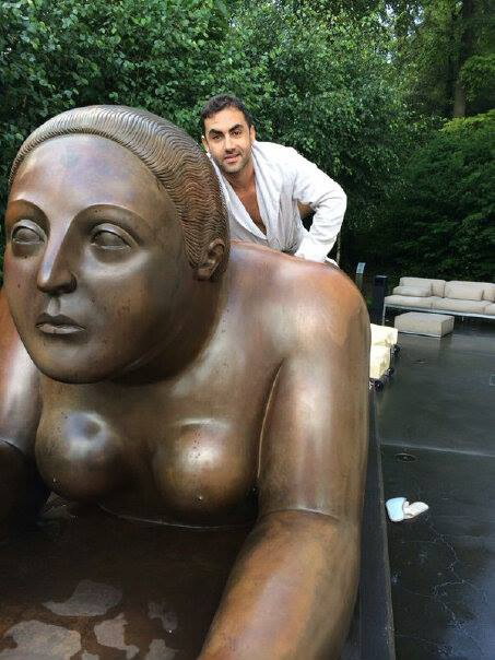 Lui Ahmad pare sa-i placa sa plateasca femei pentru a merge cu el in vacante