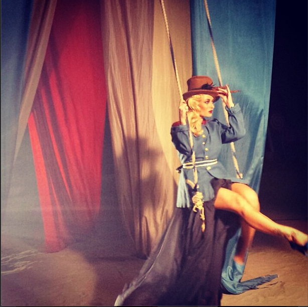 Delia si-a uimit fanii cu ultimele costumatii