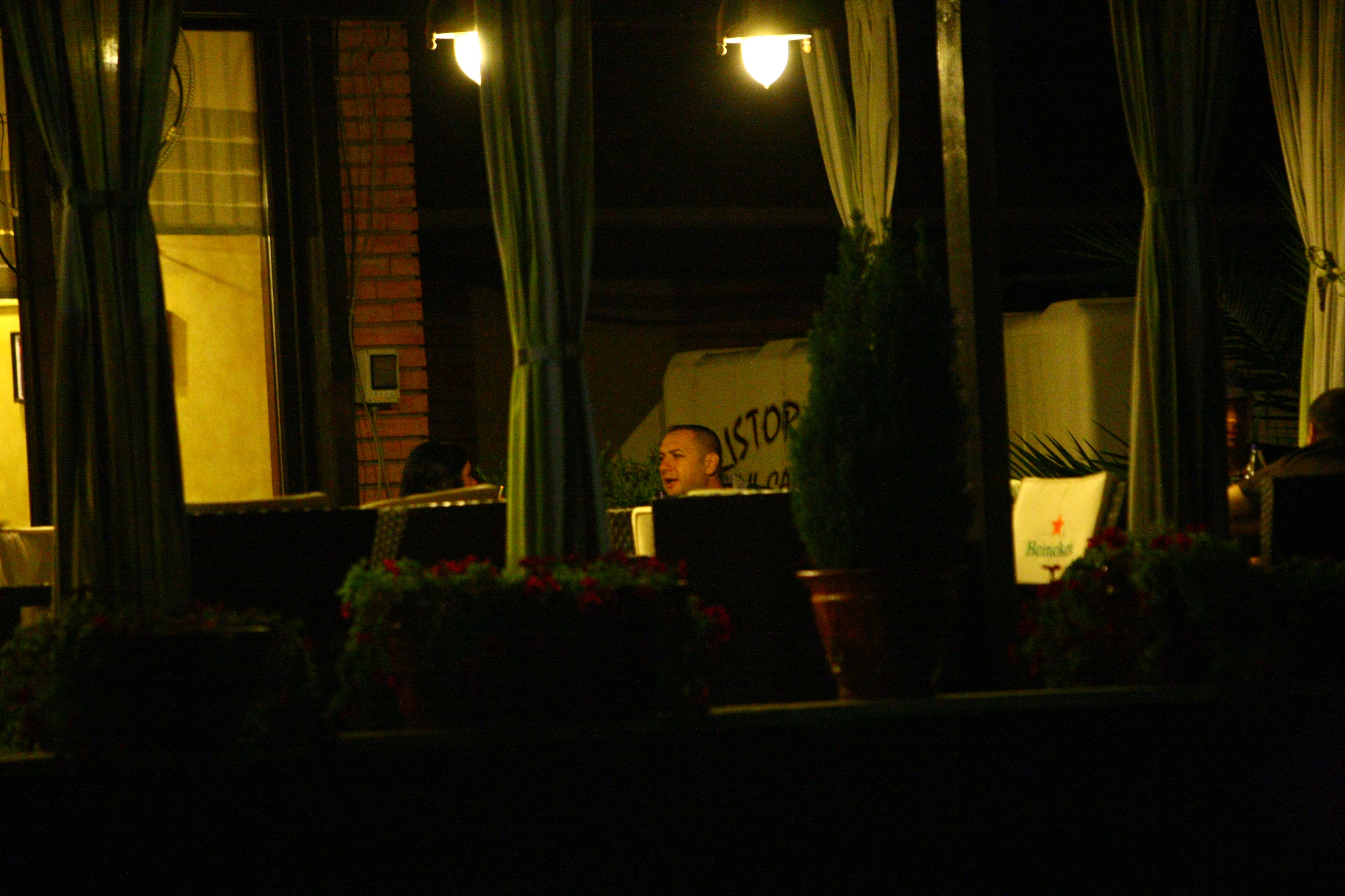 Cei doi au stat de vorba mai bine de doua ore, timp in care Renata a fumat tigara dupa tigara