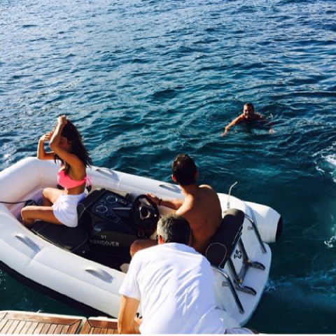 Ahmad a dus-o pe bruneta in doua vacante