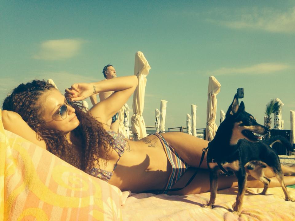 Sylvia si-a etalat silueta perfecta la malul marii