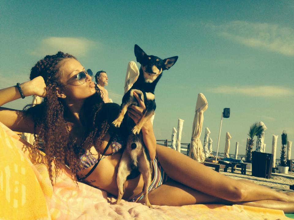 Cat timp a stat la plaja, vedeta a fost nedespartita de catelusul ei